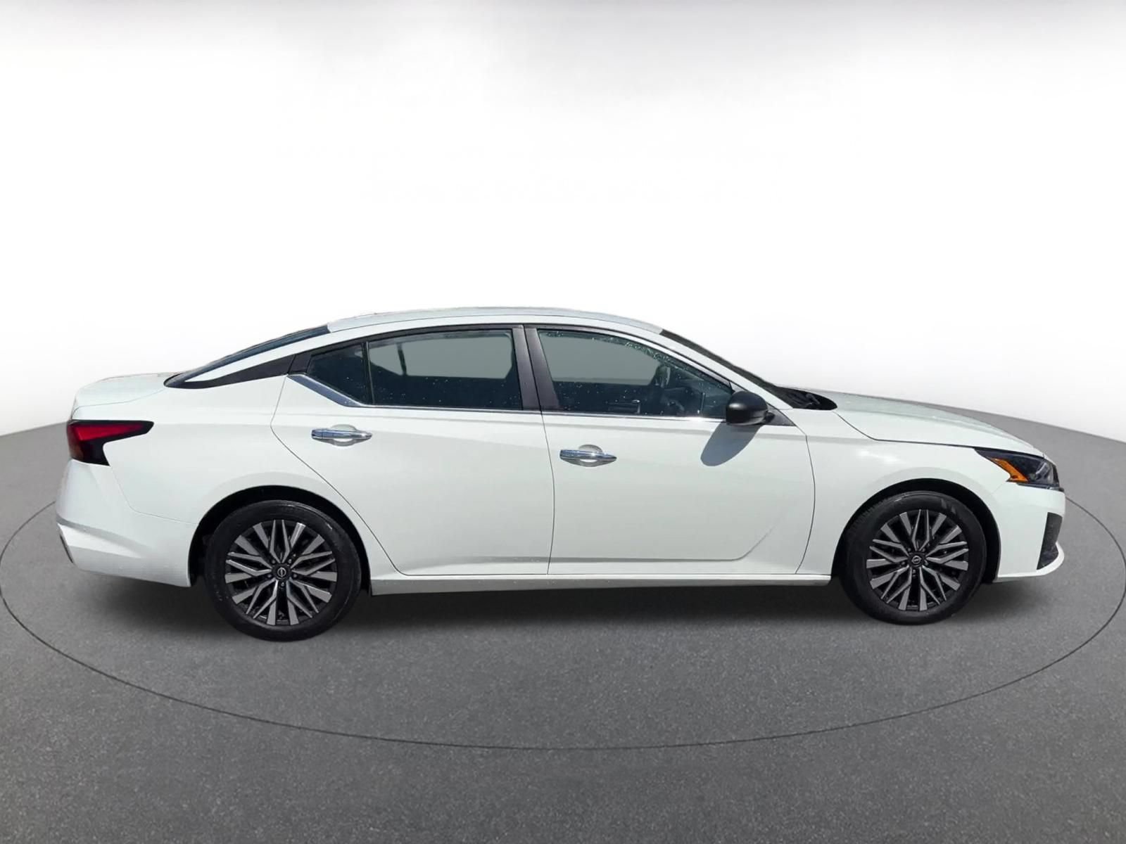 Used 2025 Nissan Altima 2.5 SV FWD image 15