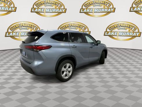 Used 2023 Toyota Highlander LE image 3