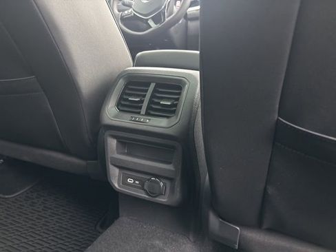 Used 2021 Volkswagen Tiguan SE image 16