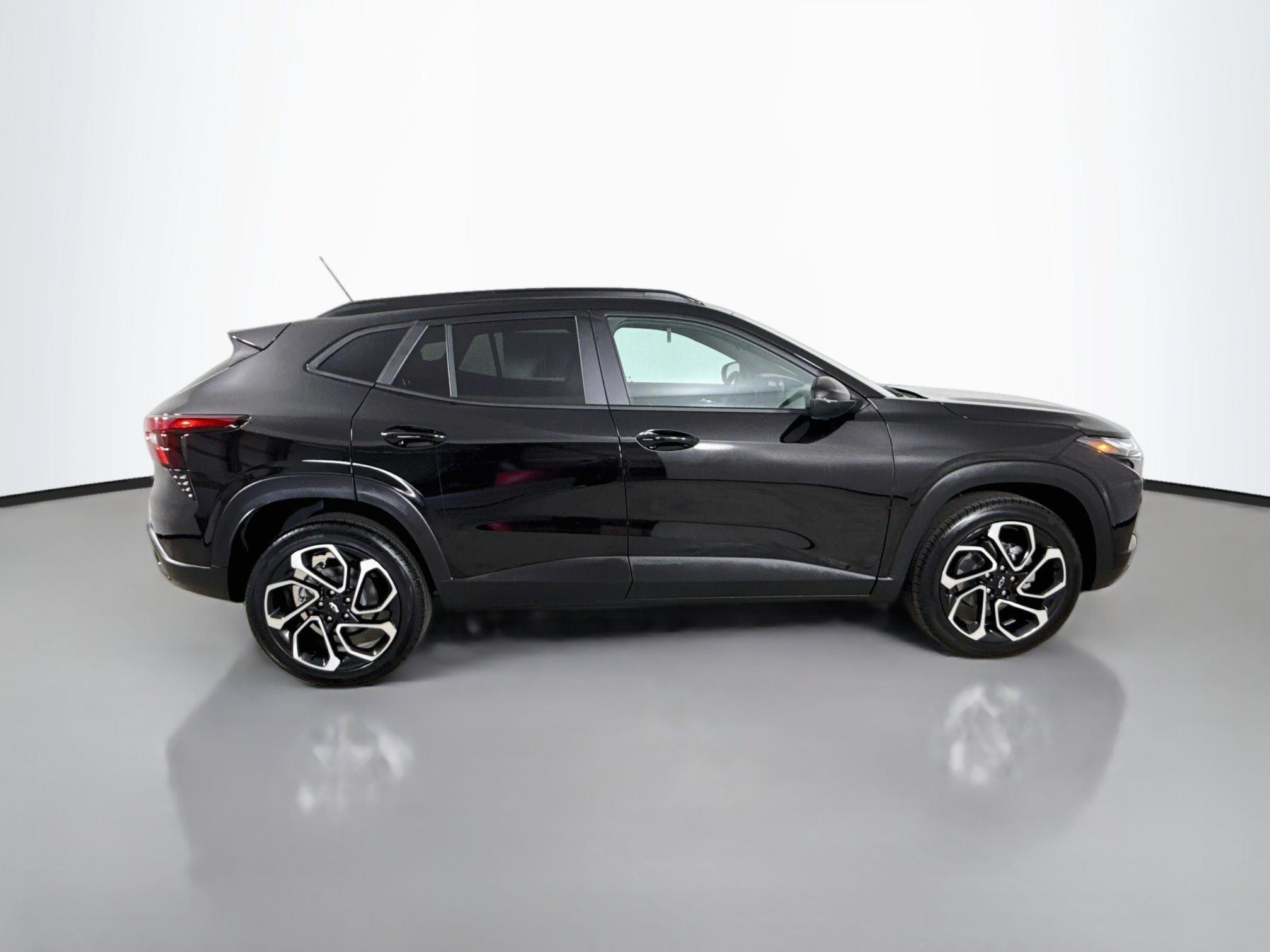 Used 2025 Chevrolet Trax RS w/ Sunroof Package FWD image 9