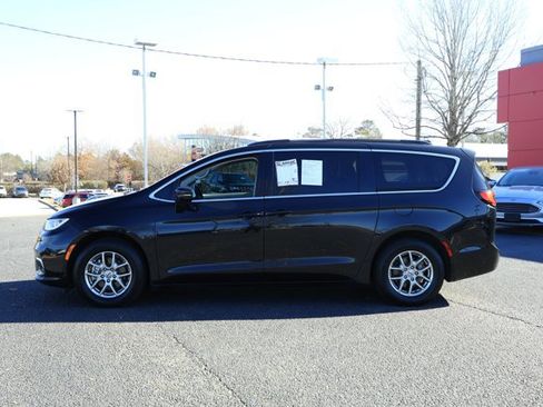 Used 2021 Chrysler Pacifica Touring image 9