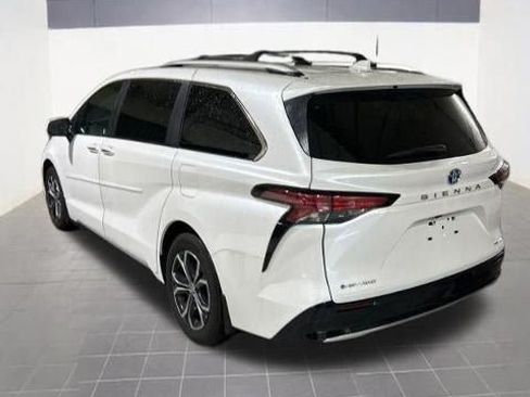 Used 2025 Toyota Sienna Platinum AWD/4WD image 4