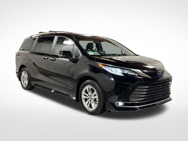 Used 2025 Toyota Sienna Limited AWD/4WD image 2