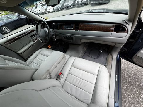 Used 2002 Lincoln Town Car Signature RWD image 18