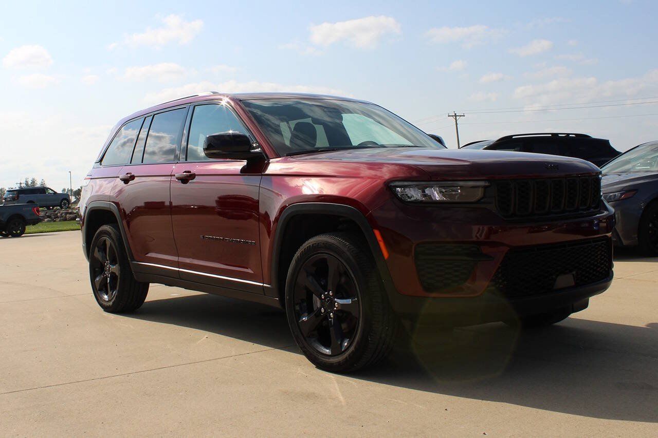 Used 2023 Jeep Grand Cherokee Altitude AWD/4WD image 3