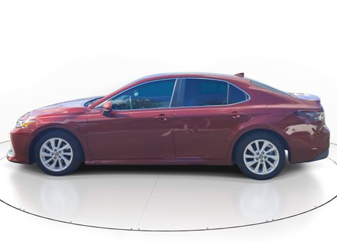 Used 2021 Toyota Camry LE image 3
