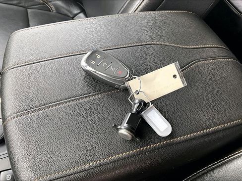 Used 2020 Chevrolet Traverse LT w/ LPO, Blackout Package AWD/4WD image 11