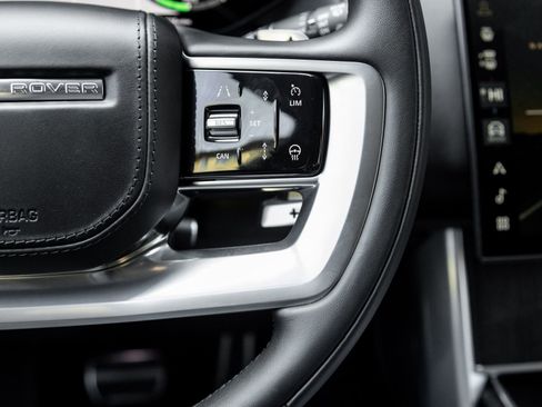 Used 2025 Land Rover Range Rover SE image 16
