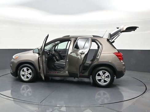 Used 2022 Chevrolet Trax LT w/ LT Convenience Package image 31