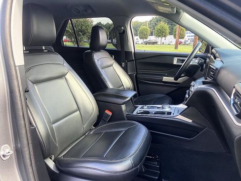 Used 2022 Ford Explorer XLT w/ Equipment Group 202A AWD/4WD image 18