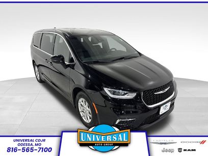 Used 2025 Chrysler Pacifica Select