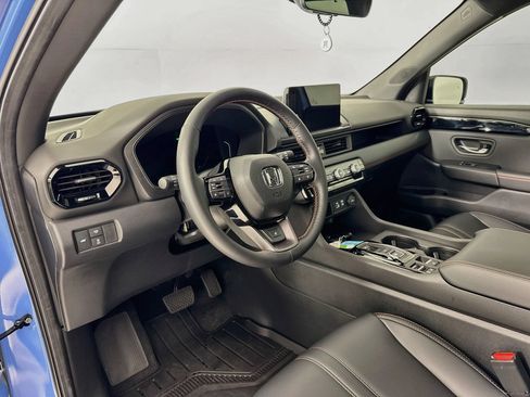 Used 2025 Honda Pilot TrailSport image 10