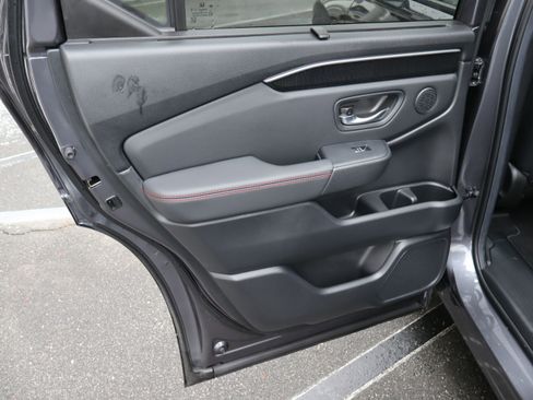 Used 2025 Honda Pilot Black Edition image 33