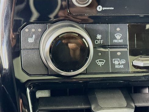 Used 2020 Toyota Highlander XLE AWD/4WD image 18