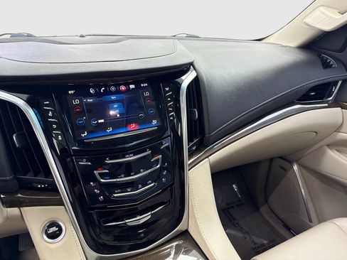 Used 2019 Cadillac Escalade Luxury AWD/4WD image 24