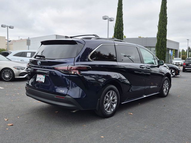 Used 2025 Toyota Sienna XLE AWD/4WD image 5