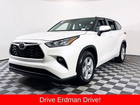 Used 2020 Toyota Highlander LE FWD image 3