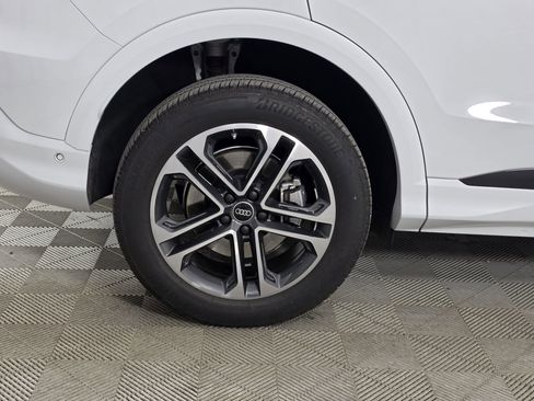 Certified 2025 Audi Q5 Premium w/ 19" Wheel Package AWD/4WD image 9