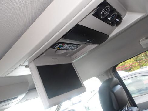 Used 2016 Chrysler Town & Country Touring image 8