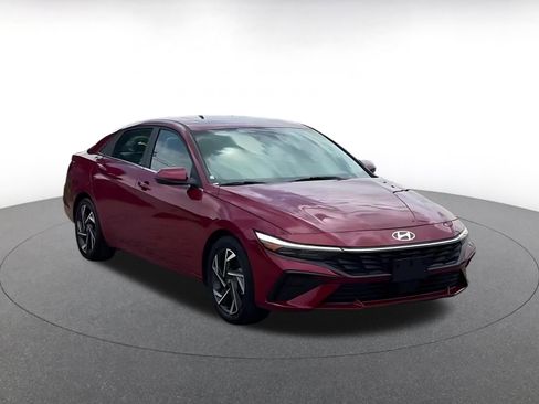 Used 2025 Hyundai Elantra Limited FWD image 3