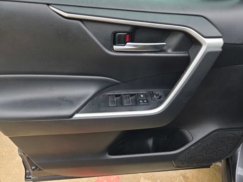 Used 2021 Toyota RAV4 XLE Premium FWD image 30