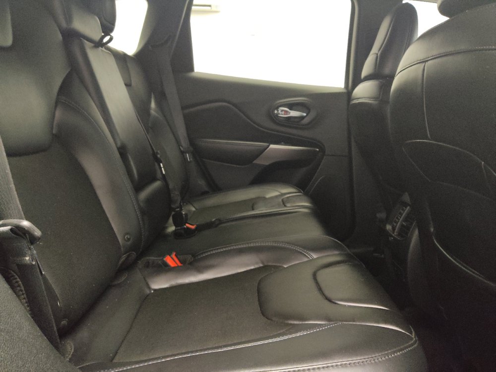 Used 2019 Jeep Cherokee Latitude Plus FWD image 19