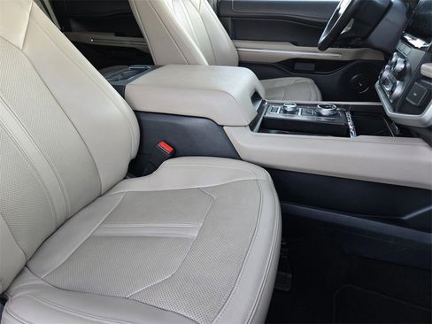Used 2023 Ford Expedition Limited image 8