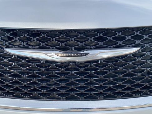 Used 2024 Chrysler Pacifica Touring-L FWD image 9