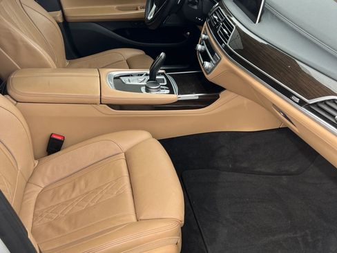 Used 2022 BMW 740i image 22