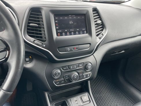 Used 2019 Jeep Cherokee Latitude Plus image 10