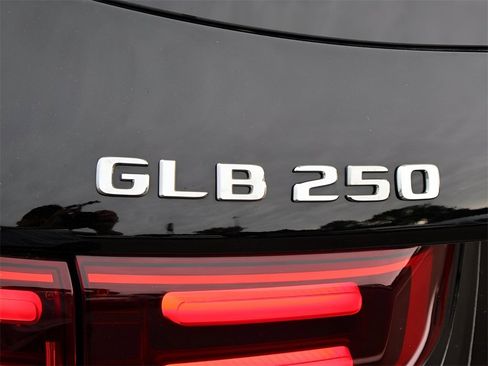 New 2025 Mercedes-Benz GLB 250 4MATIC image 8