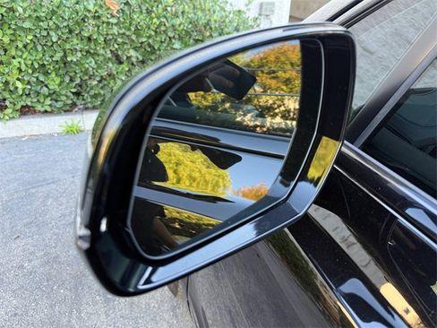 Used 2020 Bentley Bentayga image 32