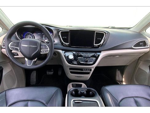 Used 2024 Chrysler Pacifica Touring-L image 13