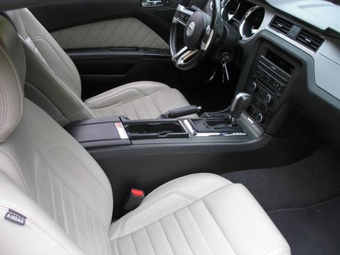 Used 2013 Ford Mustang Premium RWD image 5