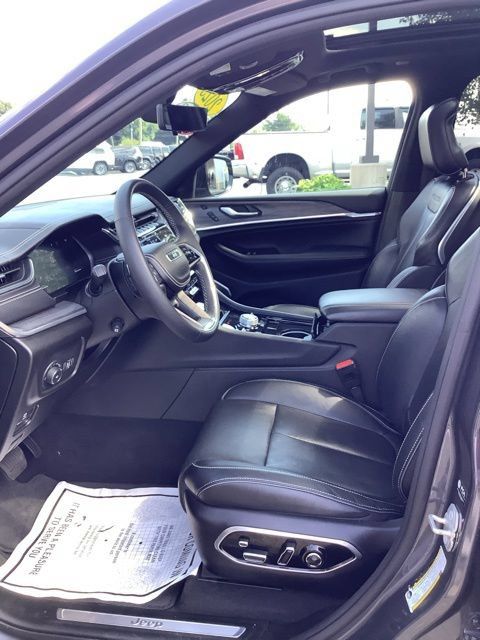 Certified 2023 Jeep Grand Cherokee Overland w/ Luxury Tech Group IV AWD/4WD image 14