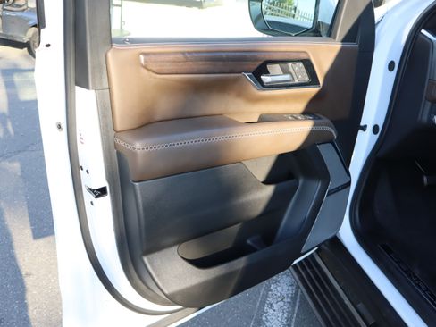 Used 2025 GMC Yukon Denali Ultimate AWD/4WD image 16