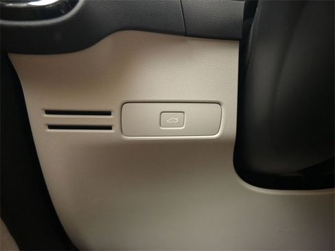 Used 2024 Volvo XC40 B5 Plus w/ Protection Package Premier image 28