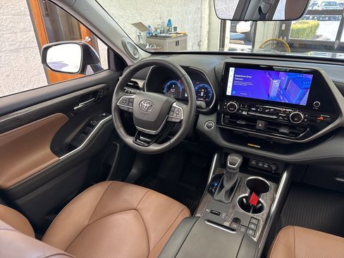 Certified 2025 Toyota Highlander Limited image 51