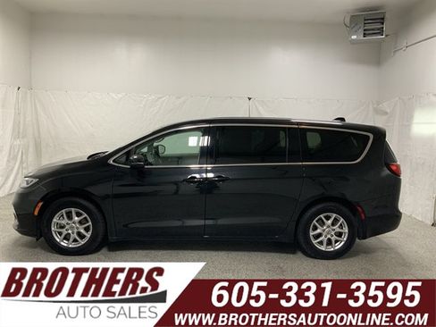 Used 2023 Chrysler Pacifica Touring-L FWD image 1