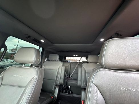 Used 2021 GMC Yukon Denali w/ Denali Premium Package image 34