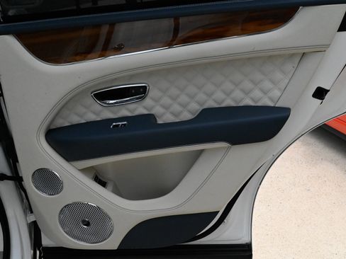 Used 2023 Bentley Bentayga AWD/4WD image 58