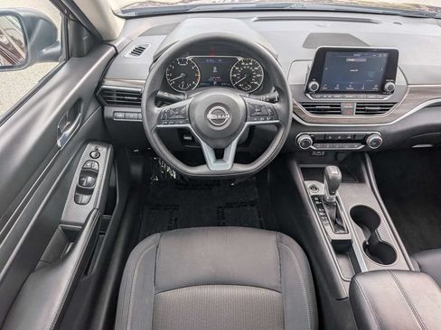 Used 2025 Nissan Altima 2.5 SV FWD image 14