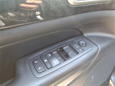 Used 2012 Jeep Grand Cherokee Laredo w/ Laredo E Group image 12