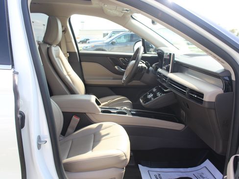 Used 2022 Lincoln Corsair AWD w/ Premium Package image 25