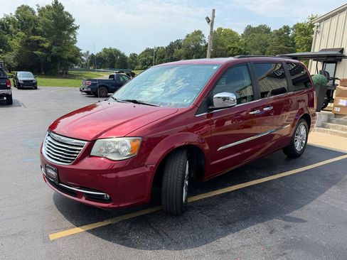 Used 2015 Chrysler Town & Country Touring-L w/ Driver Convenience Group FWD image 7
