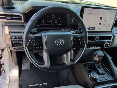 Used 2025 Toyota Tacoma Limited AWD/4WD image 18