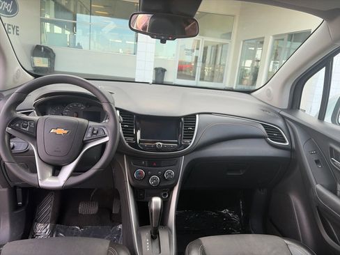 Used 2017 Chevrolet Trax LT w/ LT Convenience Package FWD image 11