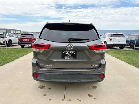 Used 2017 Toyota Highlander XLE AWD/4WD image 5