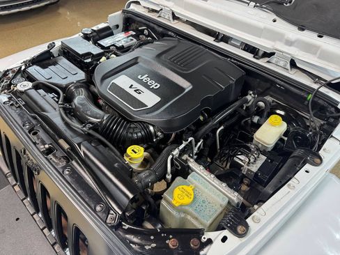Used 2014 Jeep Wrangler Unlimited Sahara AWD/4WD image 32