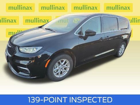 Used 2024 Chrysler Pacifica Touring-L FWD image 15